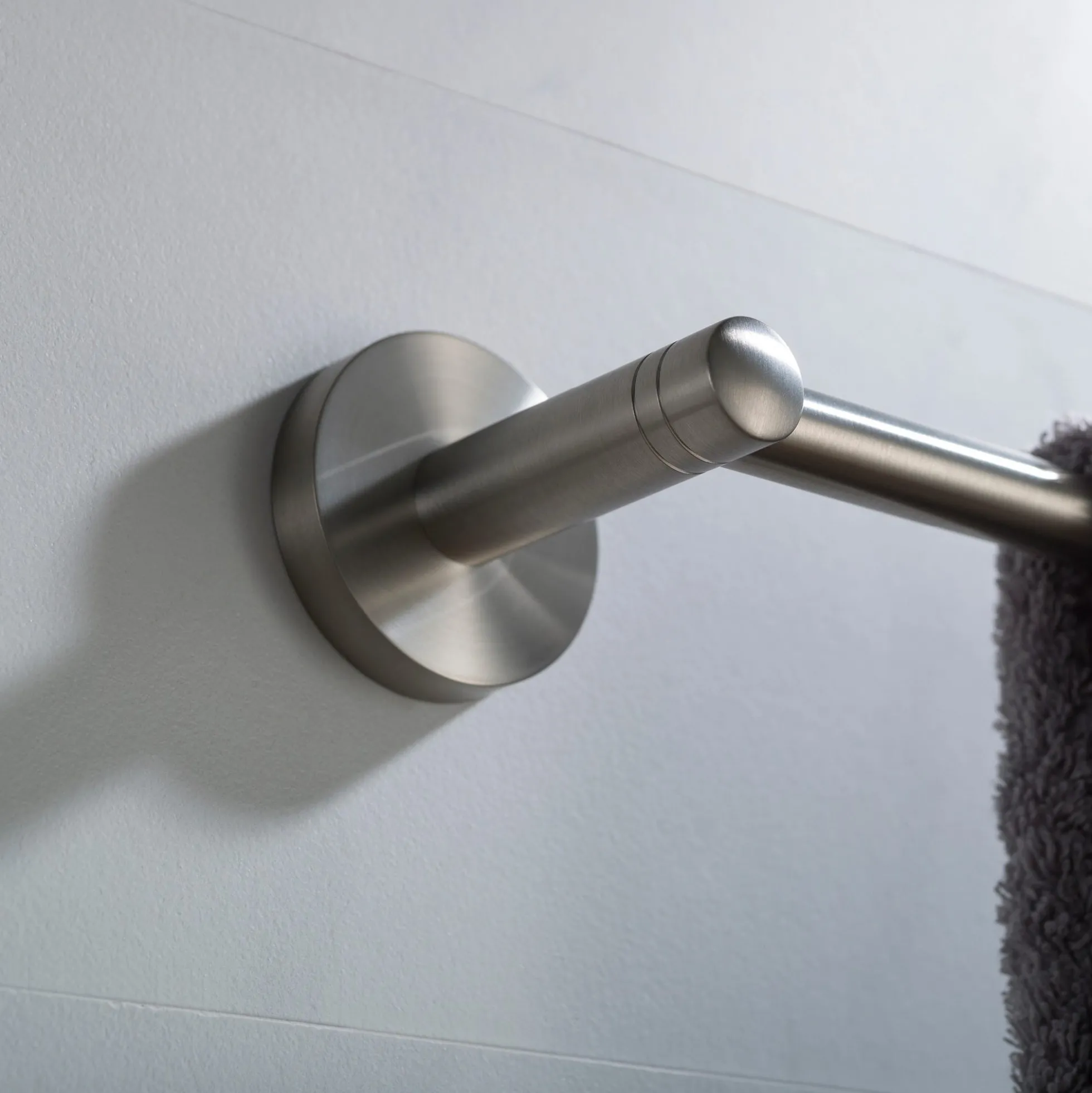 18" Bathroom Towel Bar in Brushed Nickel