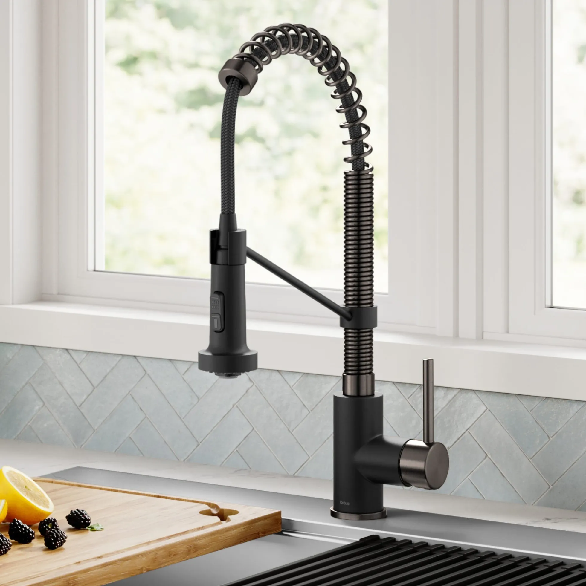 Commercial Style 2-Function Single Handle Pull Down Kitchen Faucet in Matte Black / Black Stainless