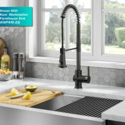 Commercial Style Pull-Down Single Handle Kitchen Faucet in Matte Black / Spot Free Black Stainless Steel