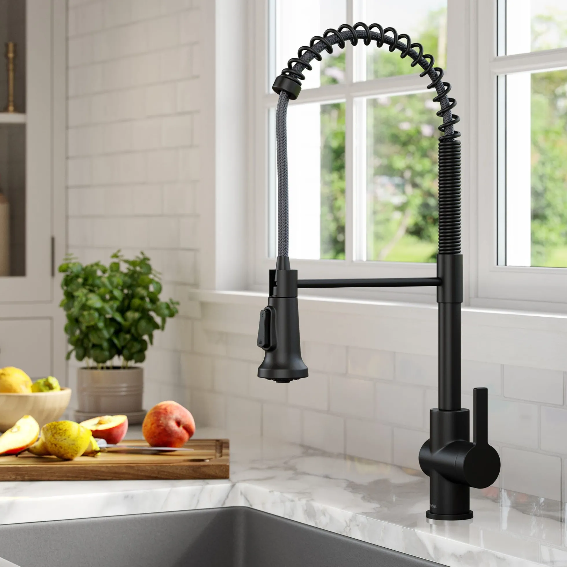 Commercial Style Single Handle Pull Down Kitchen Faucet in Matte Black
