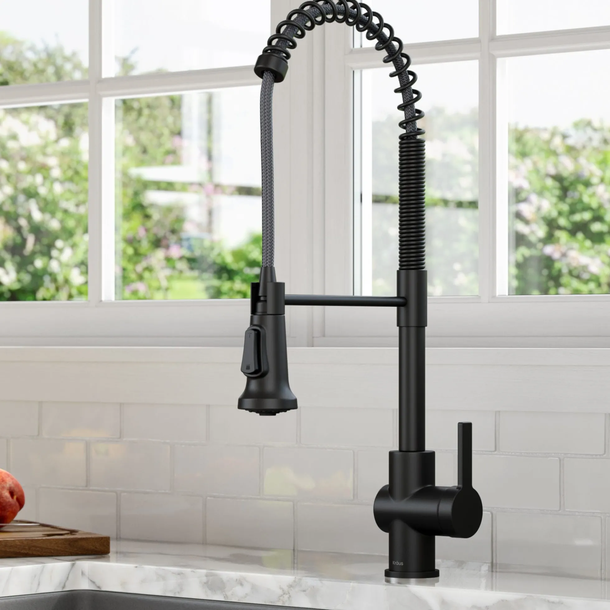 Commercial Style Single Handle Pull Down Kitchen Faucet in Matte Black