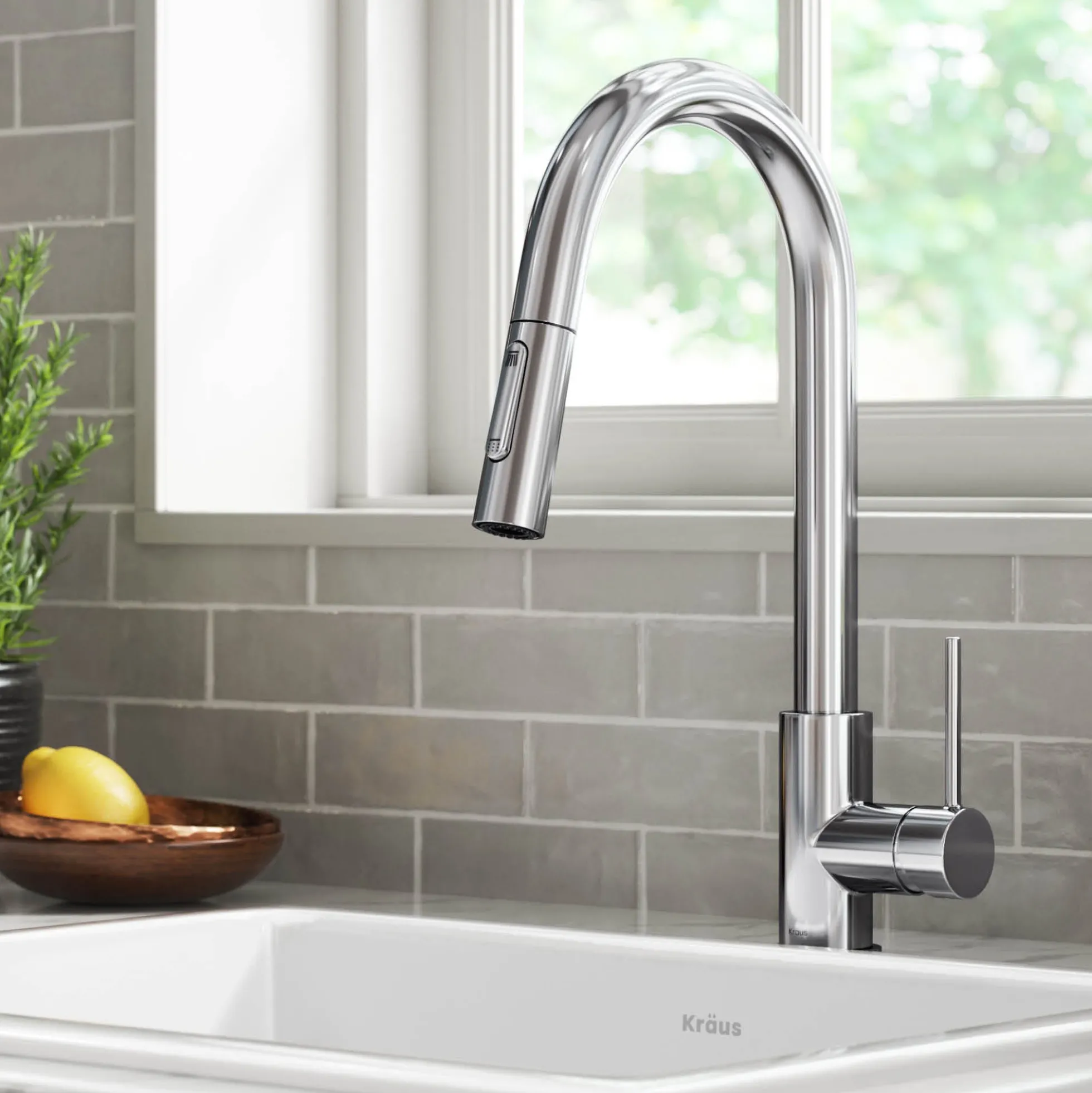 Contemporary Pull-Down Single Handle Kitchen Faucet in Chrome