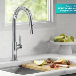 Single Handle Pull Down Kitchen Faucet in Chrome