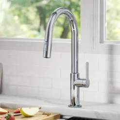 Single Handle Pull Down Kitchen Faucet in Chrome