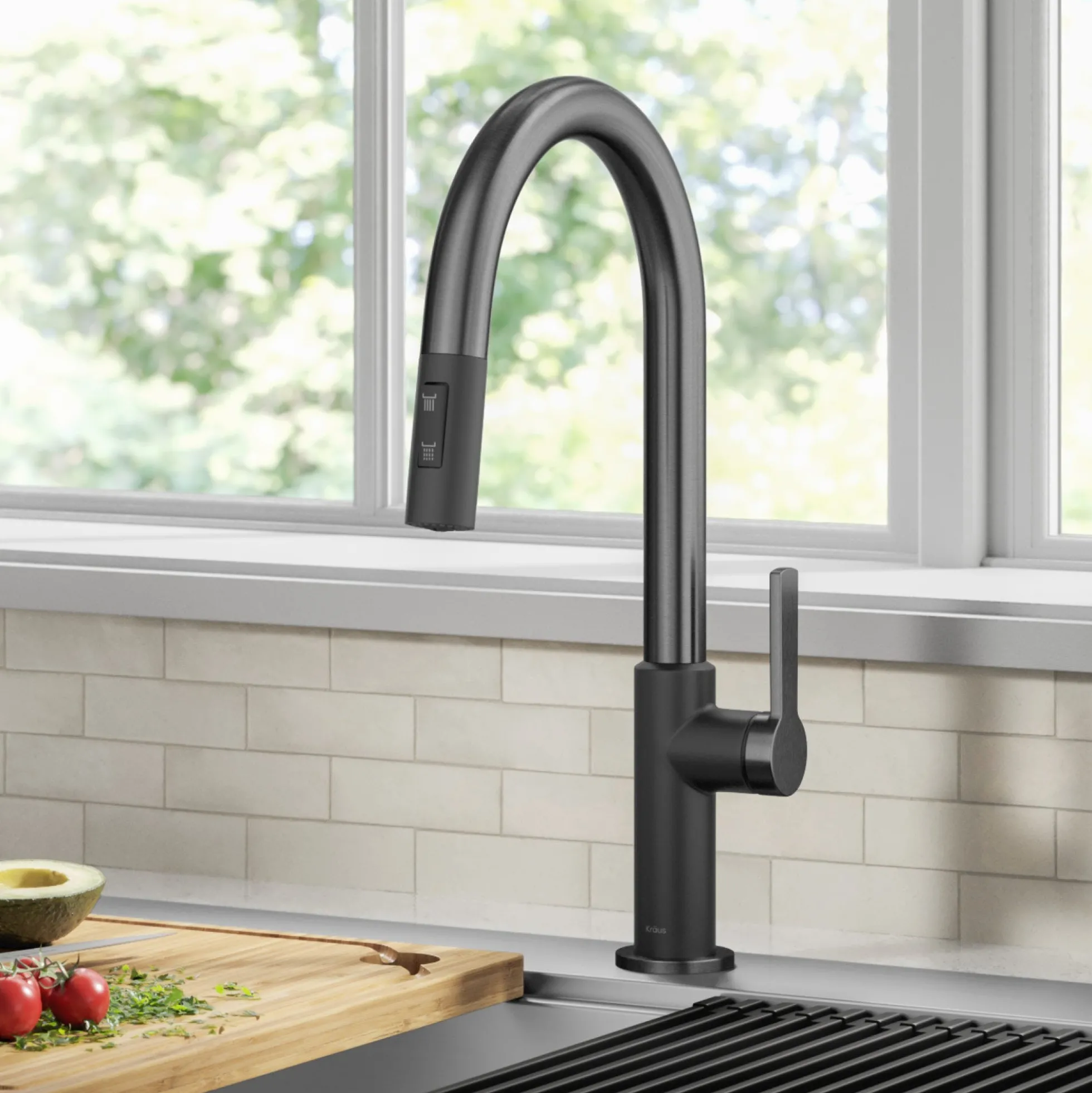 Single Handle Pull Down Kitchen Faucet in Matte Black / Spot Free Black Stainless Steel