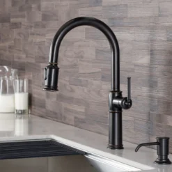 Traditional Single Handle Pull-Down Kitchen Faucet in Oil Rubbed Bronze