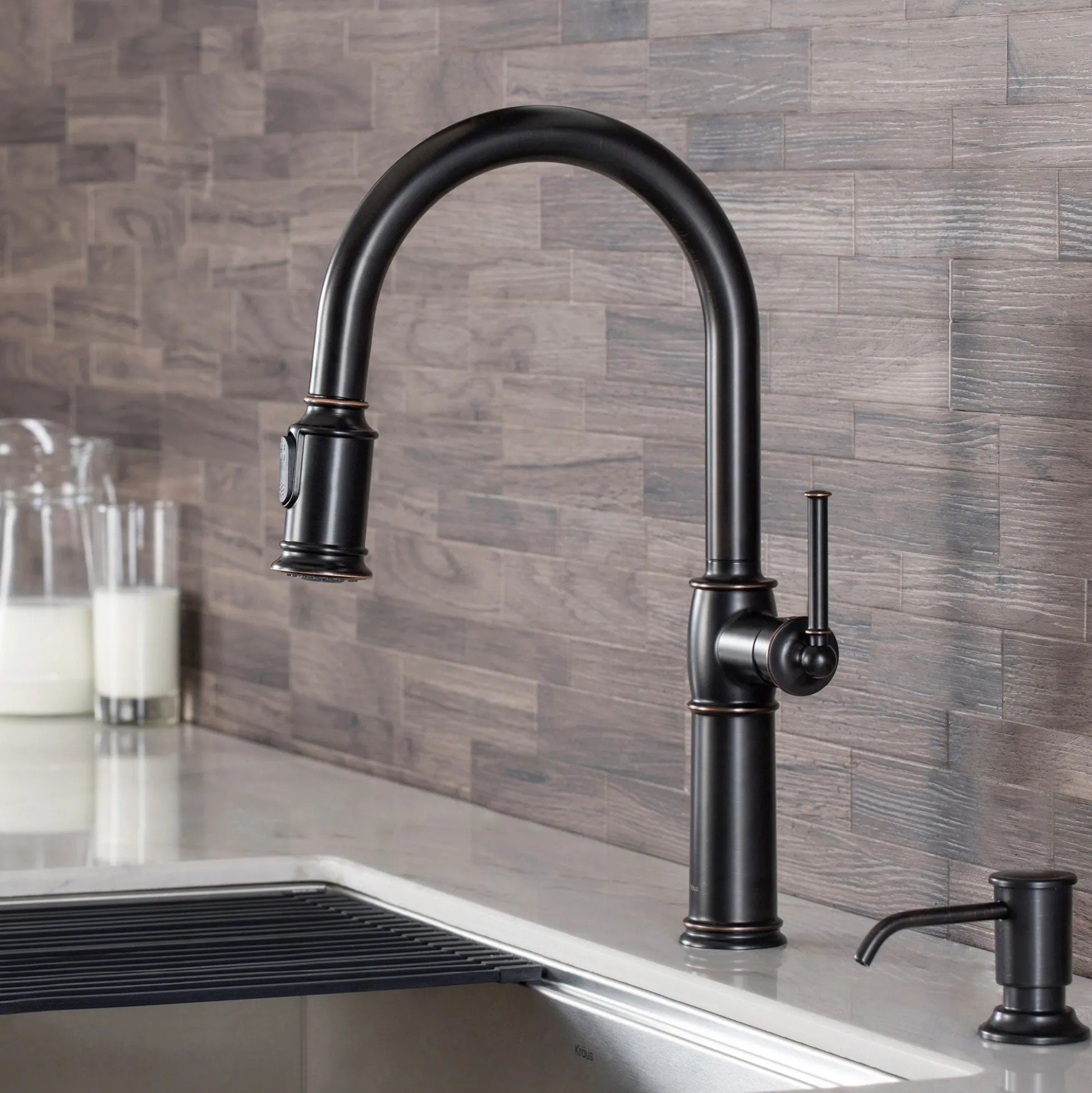 Traditional Single Handle Pull-Down Kitchen Faucet in Oil Rubbed Bronze