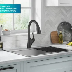 Transitional Single Handle Pull-Down Kitchen Faucet in Matte Black
