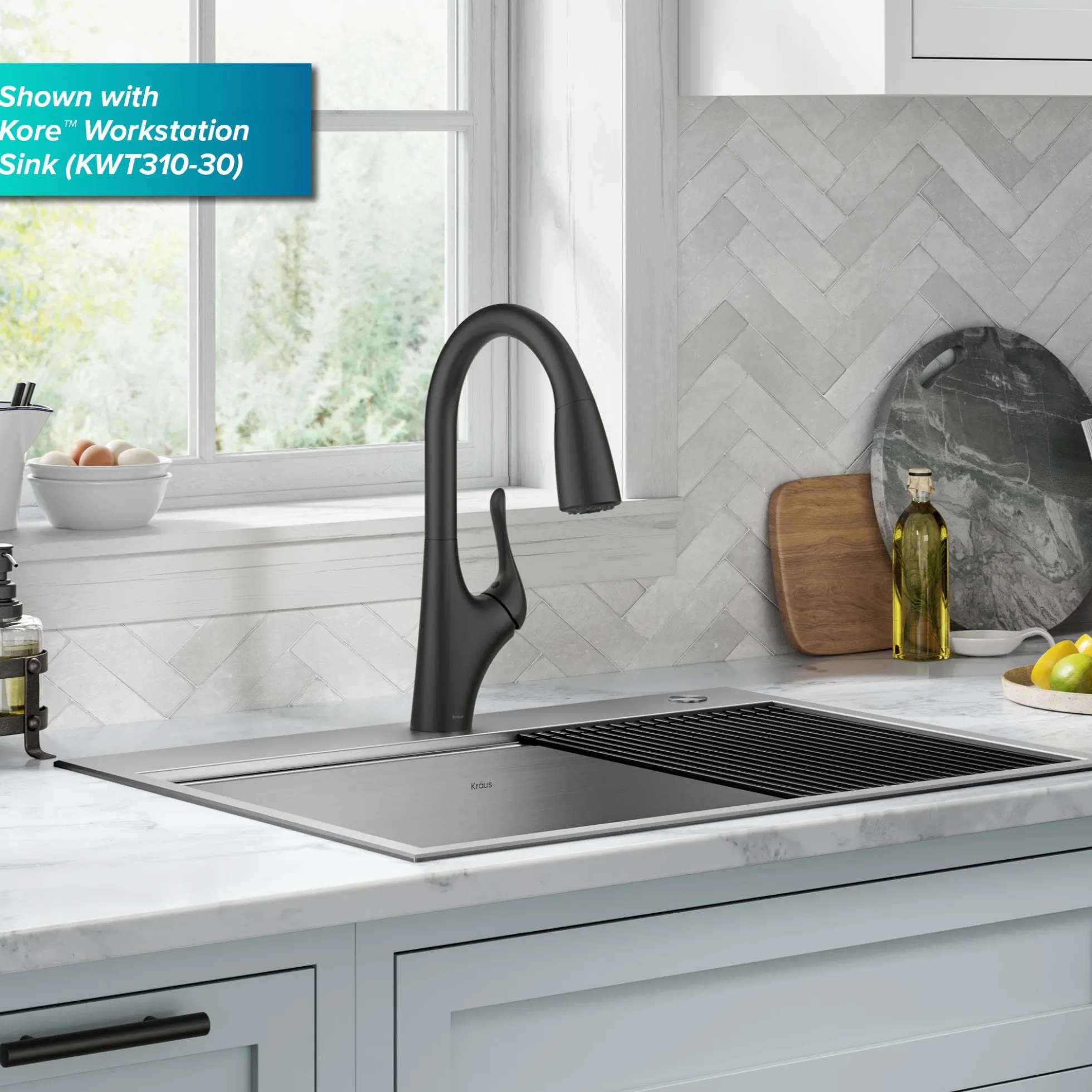 Transitional Single Handle Pull-Down Kitchen Faucet in Matte Black