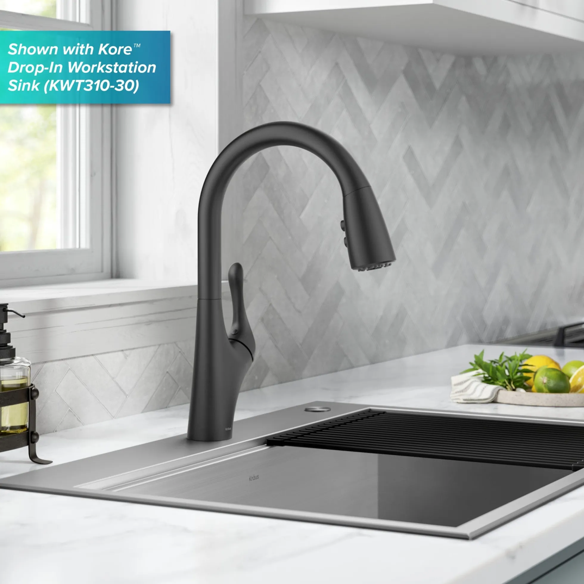 Transitional Single Handle Pull-Down Kitchen Faucet in Matte Black