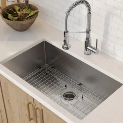 32" Undermount Kitchen Sink w/ Bolden Commercial Pull-Down Faucet and Soap Dispenser in Chrome